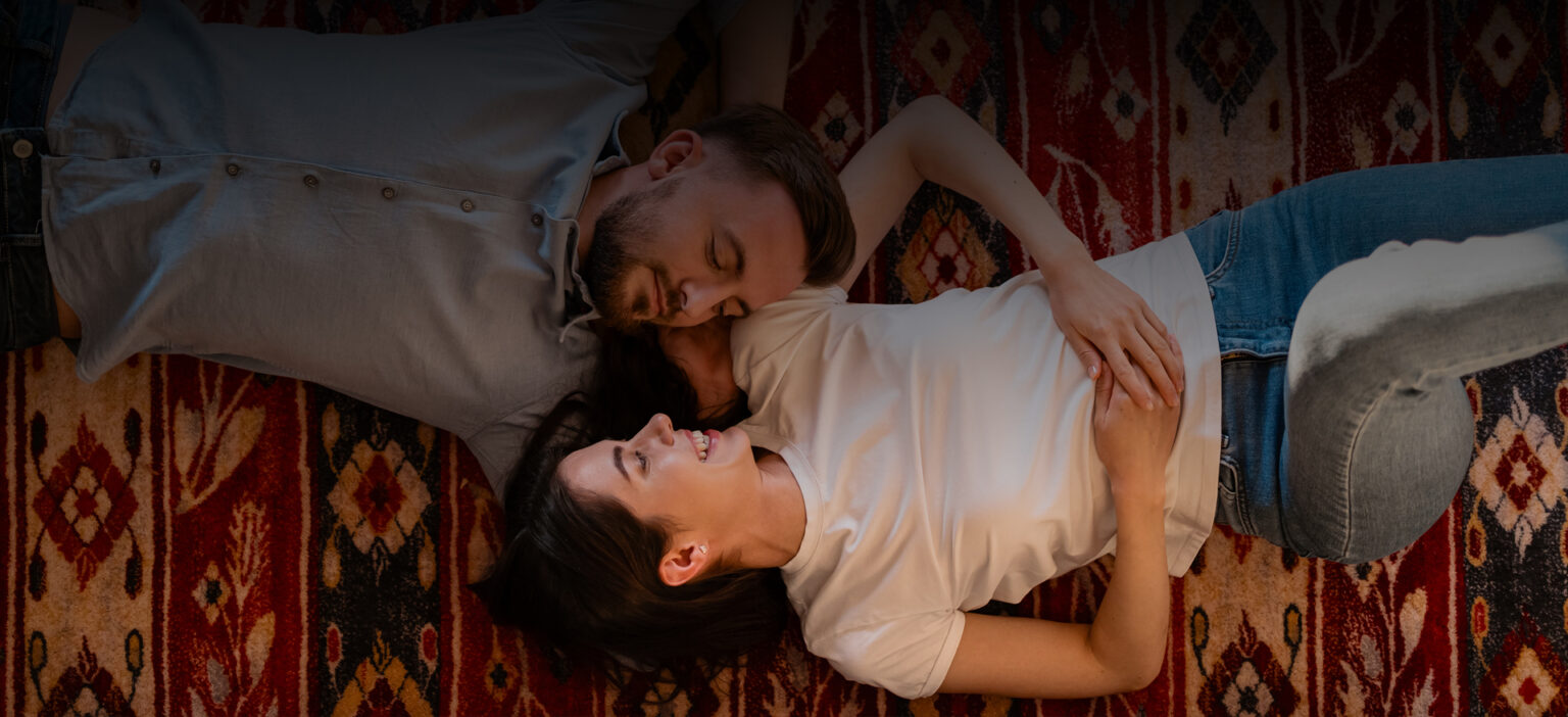 Casal Deitados no Tapete